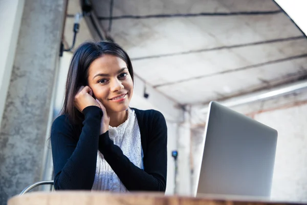 Happy affärskvinna sitter vid bordet med laptop — Stockfoto