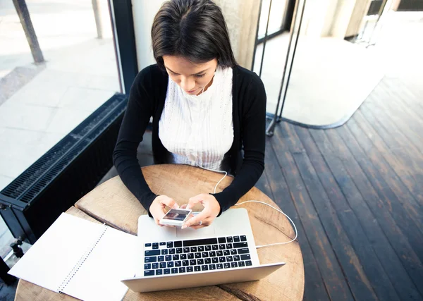 Mujer de negocios con teléfono inteligente en la cafetería —  Fotos de Stock