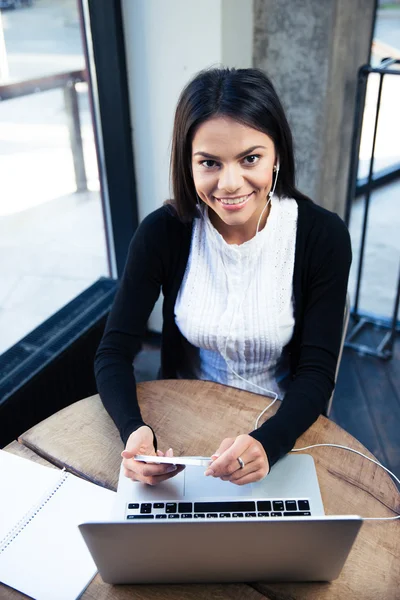 Femme d'affaires heureuse utilisant un smartphone dans un café — Photo