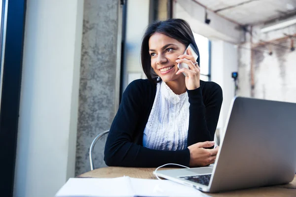 Feliz mujer de negocios hablando por teléfono — Foto de Stock