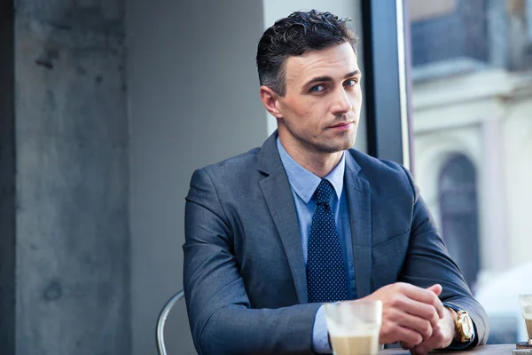 Hombre de negocios guapo sentado en la cafetería — Foto de Stock