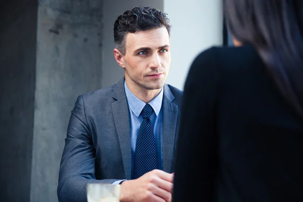 Mujer de negocios y hombre de negocios discutiendo — Foto de Stock