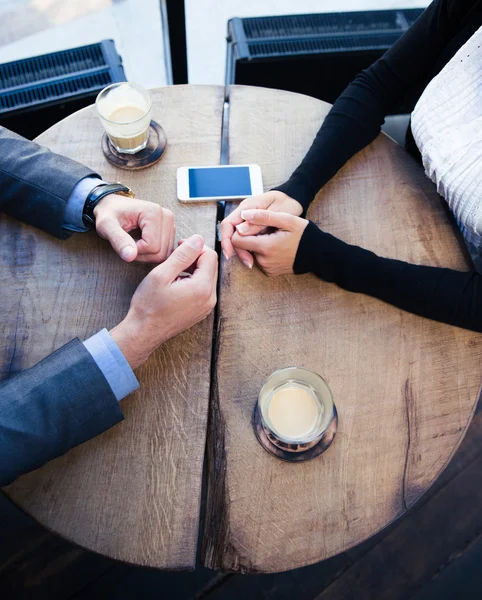 Femmes d'affaires et hommes d'affaires mains sur la table — Photo