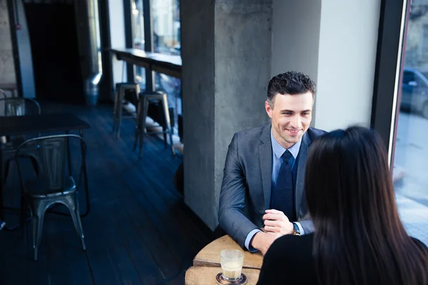 Geschäftsfrau und Geschäftsmann diskutieren — Stockfoto