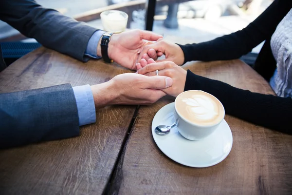 Mann hält seiner Freundin im Restaurant die Hand — Stockfoto