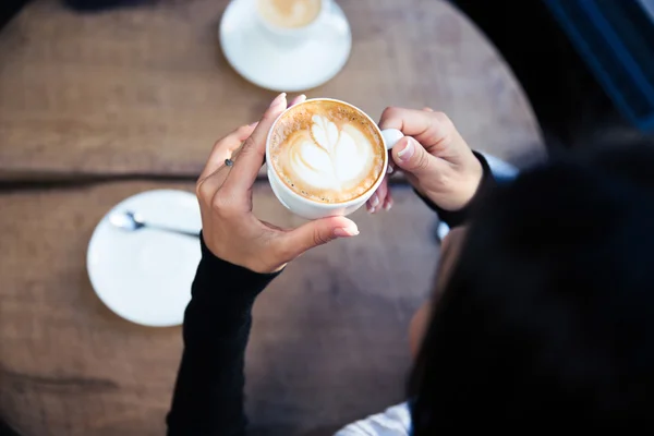 Жіночі руки тримають чашку з кавою — стокове фото