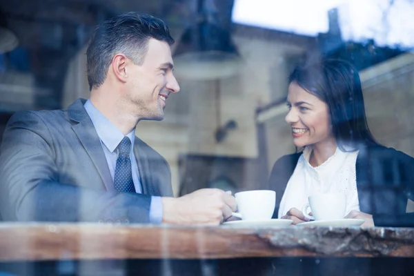 Affärskvinna och affärsman med fika — Stockfoto