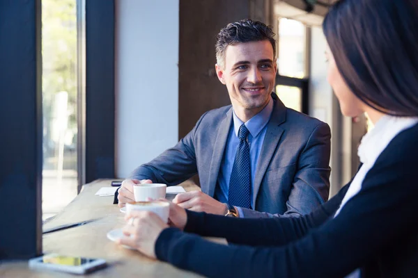 Sorridente uomo d'affari e donna d'affari che parla nel caffè — Foto Stock