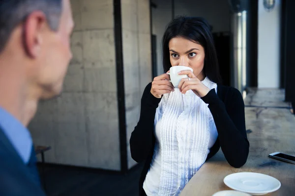 Affärskvinna och affärsman dricka kaffe — Stockfoto