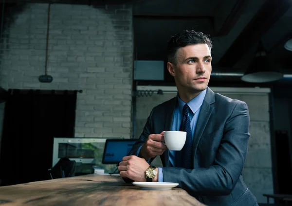 Nadenkend zakenman koffie drinken in café — Stockfoto