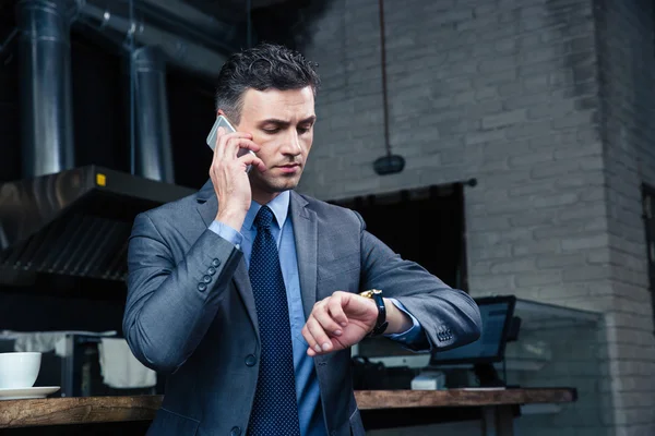 Fiducioso uomo d'affari che parla al telefono al bar — Foto Stock