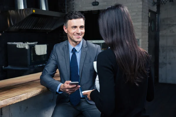 Homme d'affaires souriant et femme d'affaires dans le café — Photo