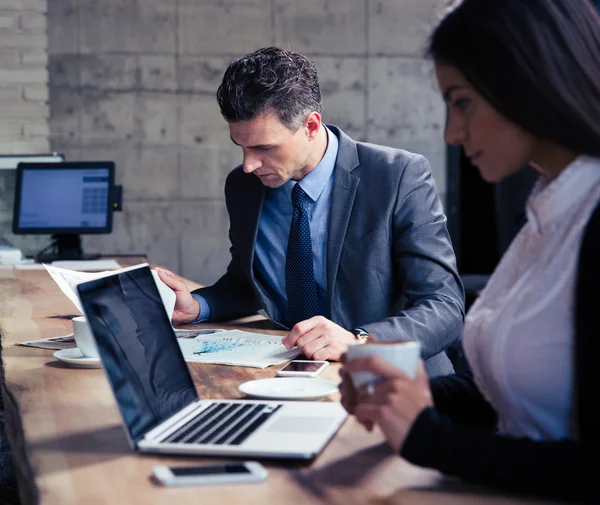 Empresaria y empresario trabajando en cafetería — Foto de Stock