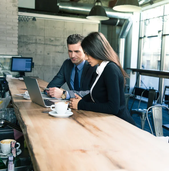 Üzletember és üzletasszony használ a laptop a kávézóban — Stock Fotó