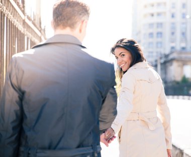 mutlu bir çift açık havada yürüyüş