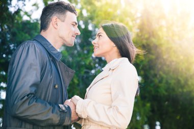 Güzel çift parkta flört