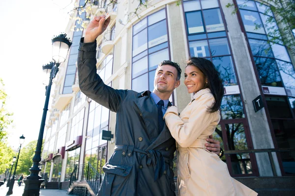 Ζευγάρι κάνοντας selfie φωτογραφία στην πόλη δρόμο — Φωτογραφία Αρχείου