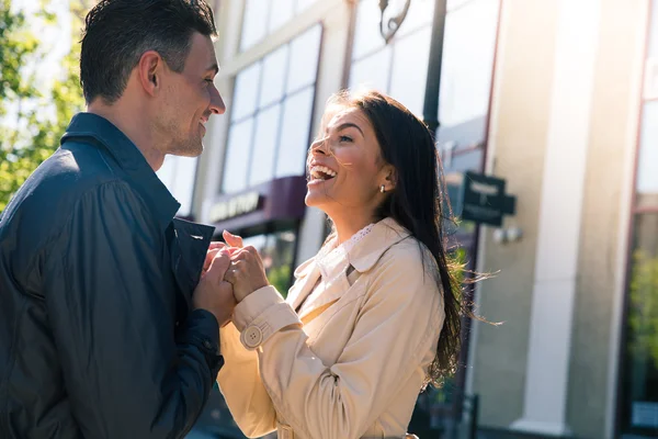 Glückliches junges Paar flirtet im Freien — Stockfoto