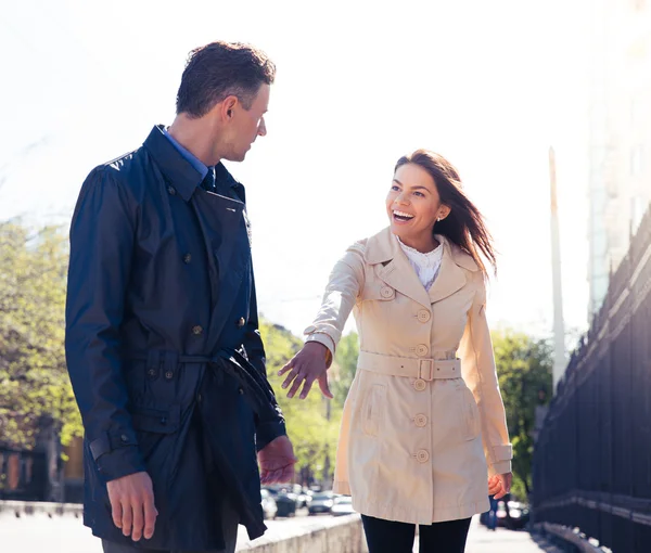 Счастливая женщина приглашает мужчину на улицу — стоковое фото