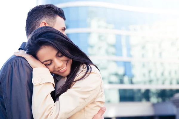 Joyeux jeune couple embrassant à l'extérieur — Photo