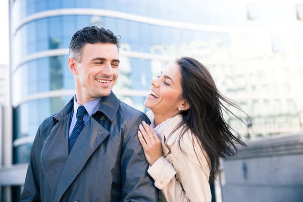 Rindo casal flertando ao ar livre — Fotografia de Stock