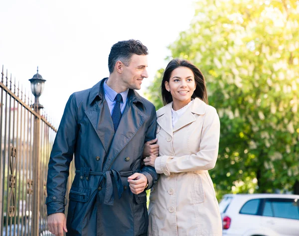 Woman and man walking outdoors — Stock Photo, Image