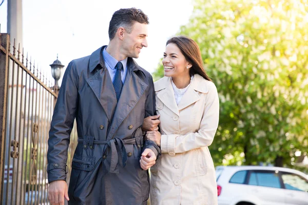 Smiling young couple walking outdoors — Stock Photo, Image
