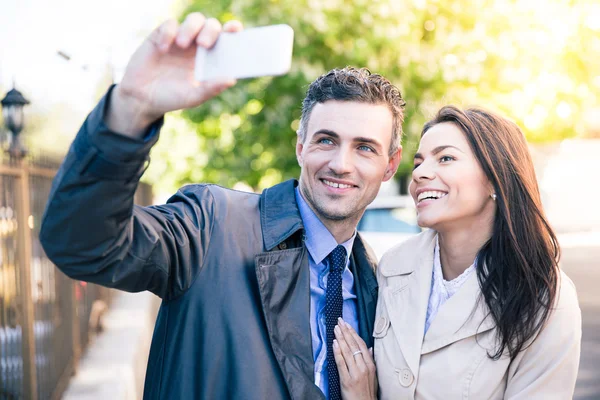 Mulher e homem fazendo selfie foto ao ar livre — Fotografia de Stock