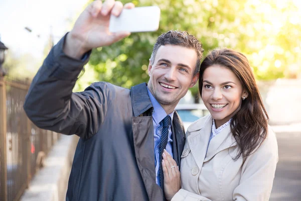 Χαρούμενο ζευγάρι κάνοντας selfie φωτογραφία σε εξωτερικούς χώρους — Φωτογραφία Αρχείου