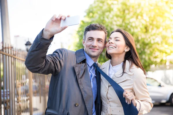 Ευτυχισμένο ζευγάρι κάνοντας selfie φωτογραφία σε εξωτερικούς χώρους — Φωτογραφία Αρχείου