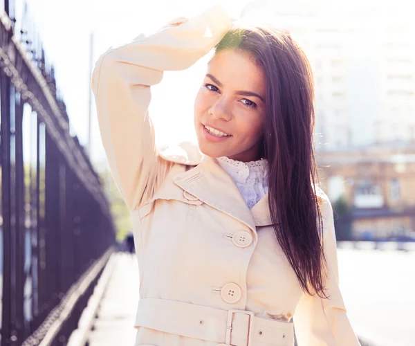 Portret van een gelukkige vrouw buiten — Stockfoto