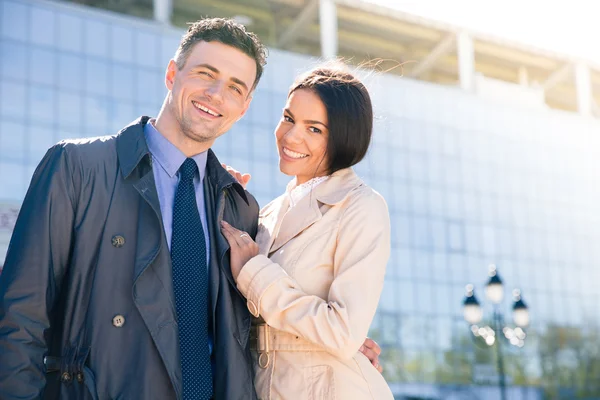 Sonriendo hermosa pareja abrazándose al aire libre — Foto de Stock