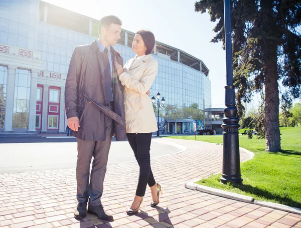 Pareja feliz de pie al aire libre —  Fotos de Stock