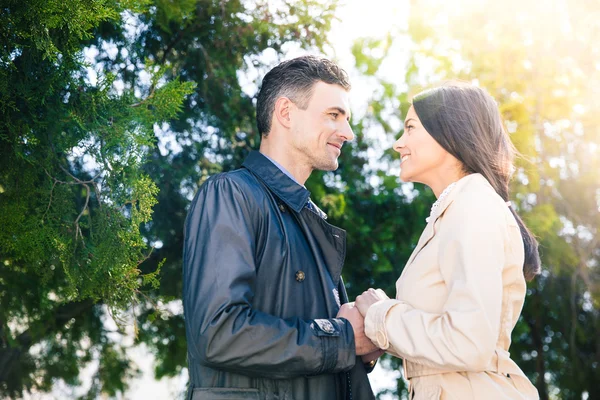 Happy couple on a date outdoors — Stock Photo, Image