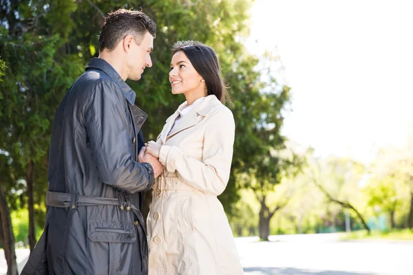 Casal bonito flertando no parque — Fotografia de Stock