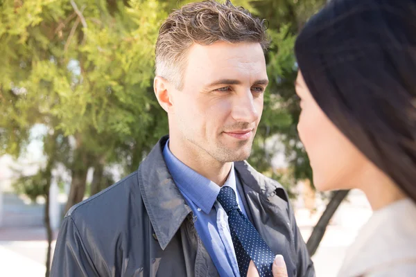 Man en vrouw op zoek naar elkaar buitenshuis — Stockfoto