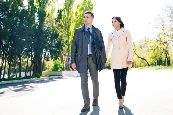Mann und Frau gehen im Park spazieren — Stockfoto