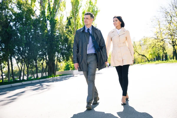 Smiling couple walking outdoors — Stock Photo, Image