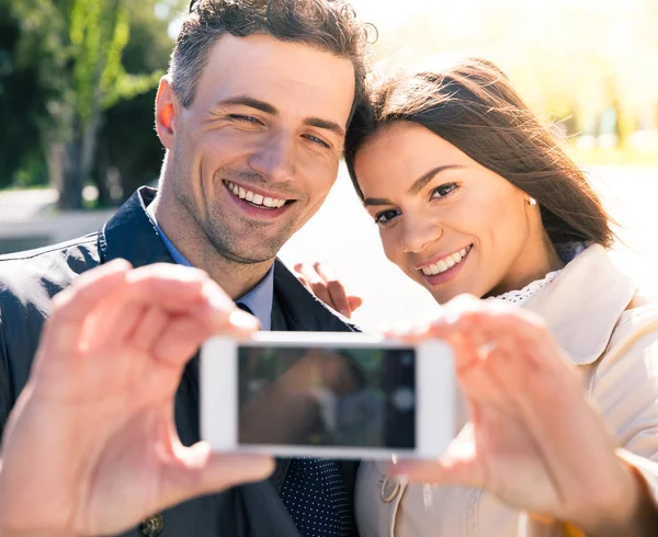Fröhliches Paar macht Selfie-Foto — Stockfoto