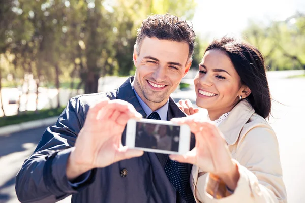 Sorridente coppia fare foto selfie — Foto Stock
