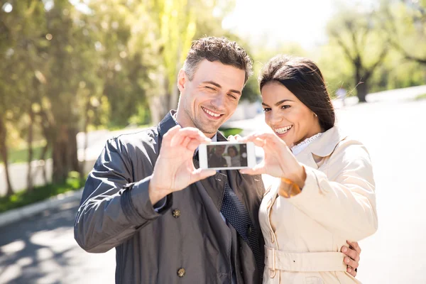Glückliches Paar macht Selfie-Foto — Stockfoto