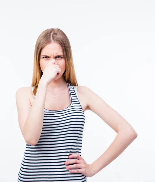 Mujer joven cubriéndose la nariz con la mano — Foto de Stock