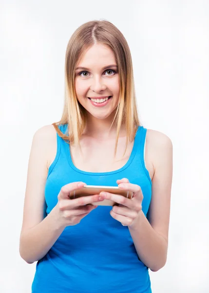 Sorridente donna casuale utilizzando smartphone — Foto Stock