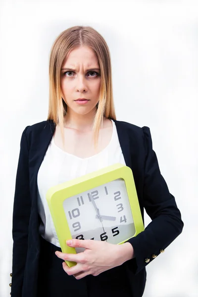 Mujer de negocios seria sosteniendo reloj grande — Foto de Stock