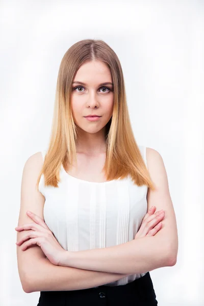 Jeune femme d'affaires debout avec les bras croisés — Photo