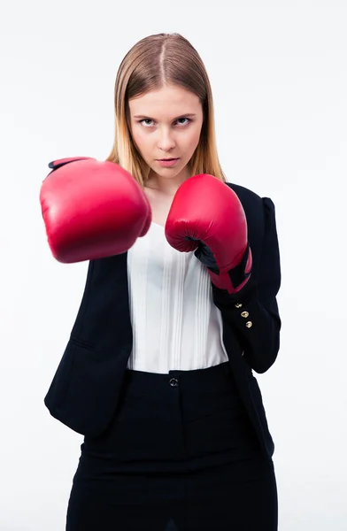 Retrato de uma mulher de negócios em luvas de boxe — Fotografia de Stock