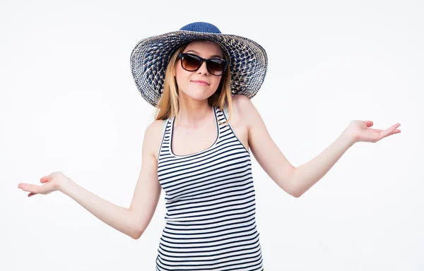 Mulher feliz em chapéu e óculos de sol encolher os ombros — Fotografia de Stock