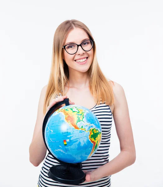 Joven chica en gafas celebración mundo globo — Foto de Stock