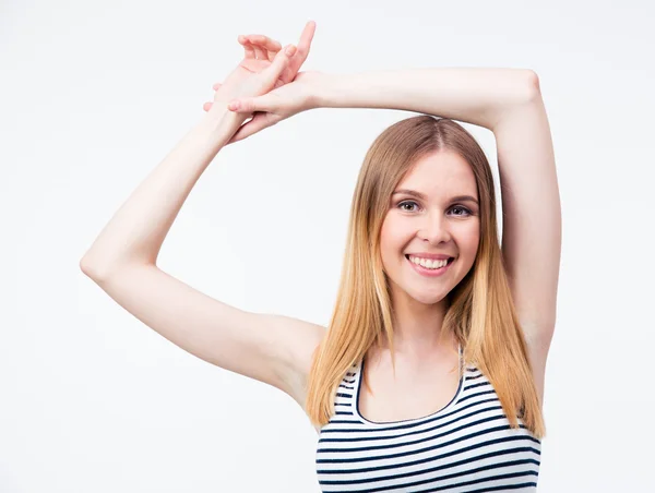 Lachende jonge vrouw poseren in studio — Stockfoto