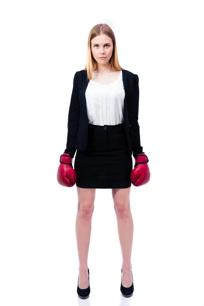 Mujer de negocios de pie en traje y guantes de boxeo — Foto de Stock